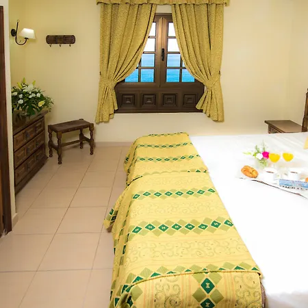 Ona Rosas Apartahotel
